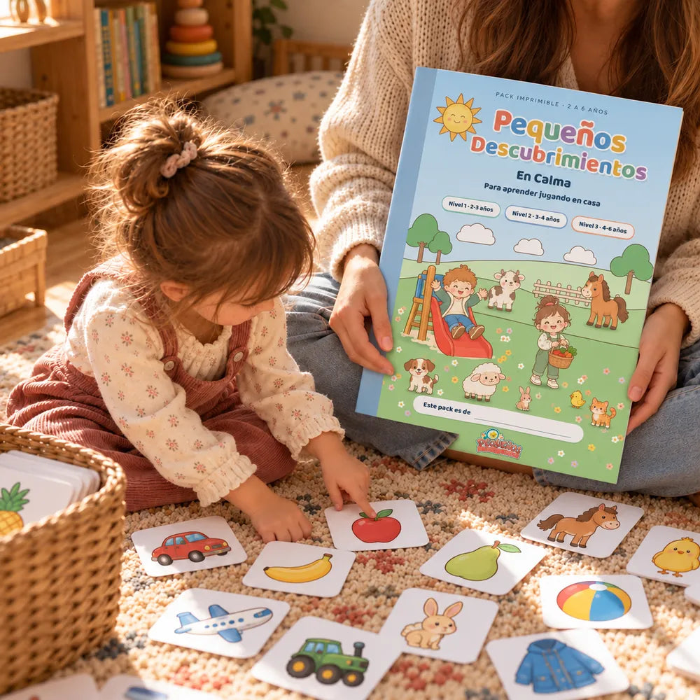 Portada del pack Pequeños Descubrimientos en manos de una madre, con tarjetas por el suelo
