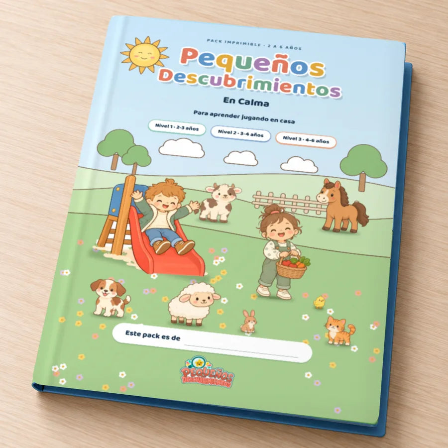 Portada de Pequeños Descubrimientos, encuadernada sobre una mesa de madera